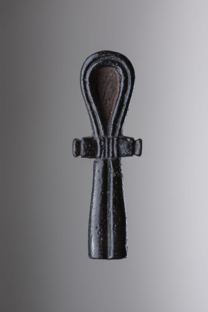 Amuleto raffigurante il segno ankh, faience, Museo Egizio di Torino
