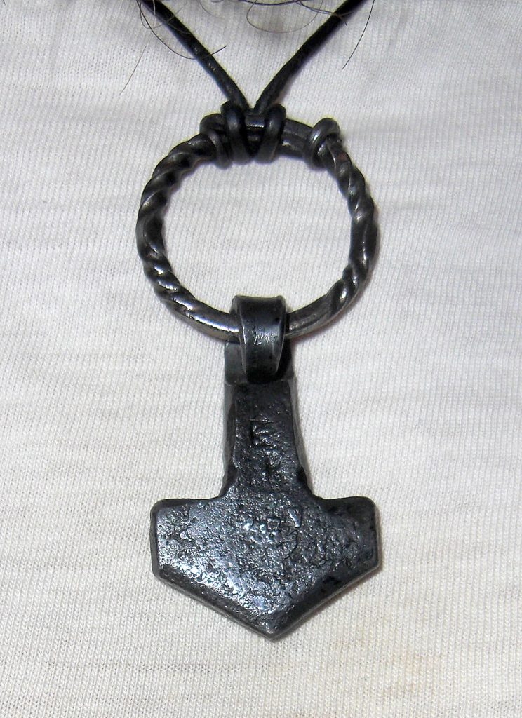 Anello-amuleto vichingo con martello di Thor (Mjölnir), stile Uppland